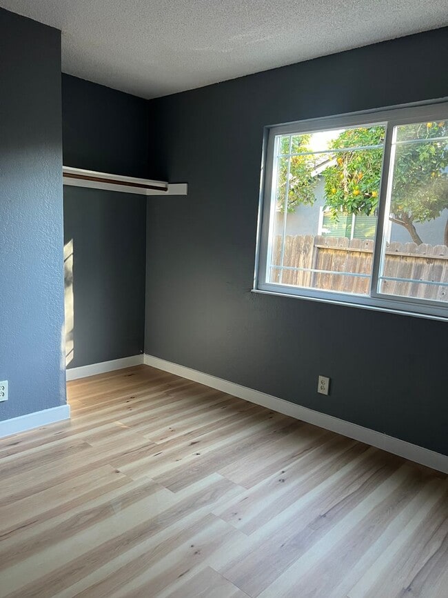 Building Photo - 4Bedroom House