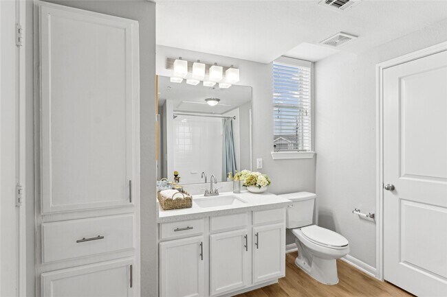 Building Photo - 14807 Woodland Hills Dr