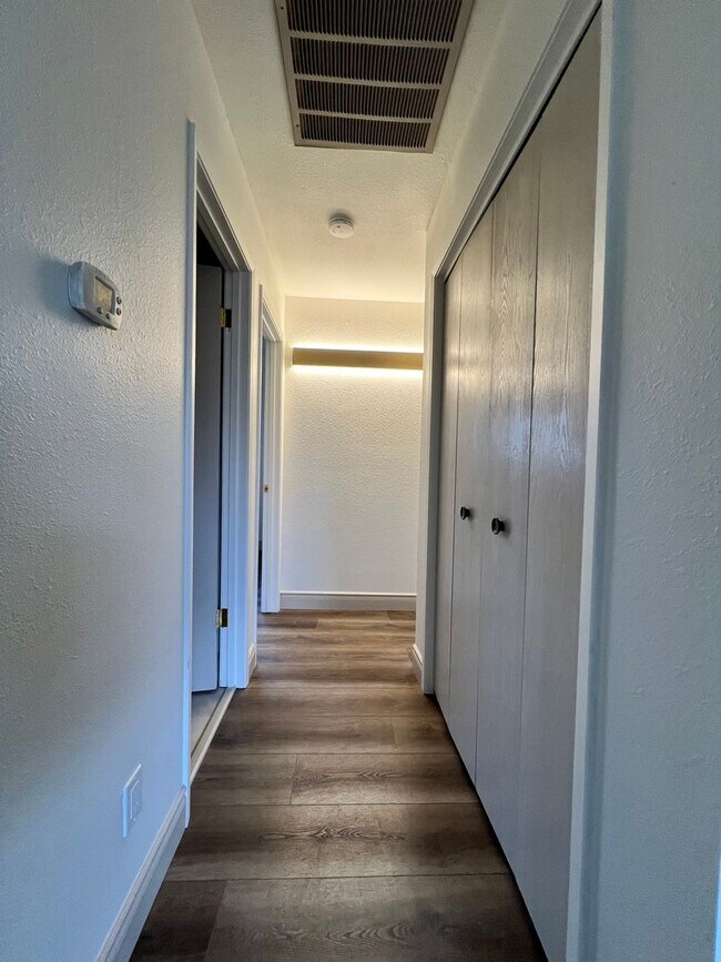 Building Photo - Riverside