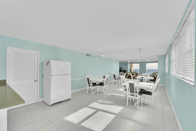 Building Photo - 1239 Hillsboro Mile