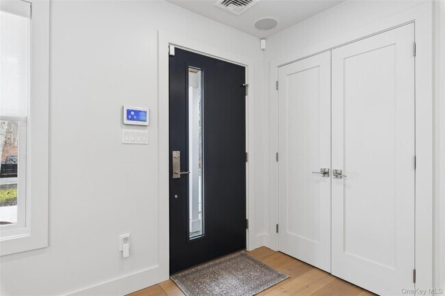 Building Photo - 6 W Landing Rd