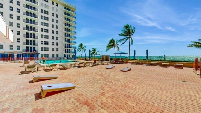 Building Photo - 1149 Hillsboro Mile