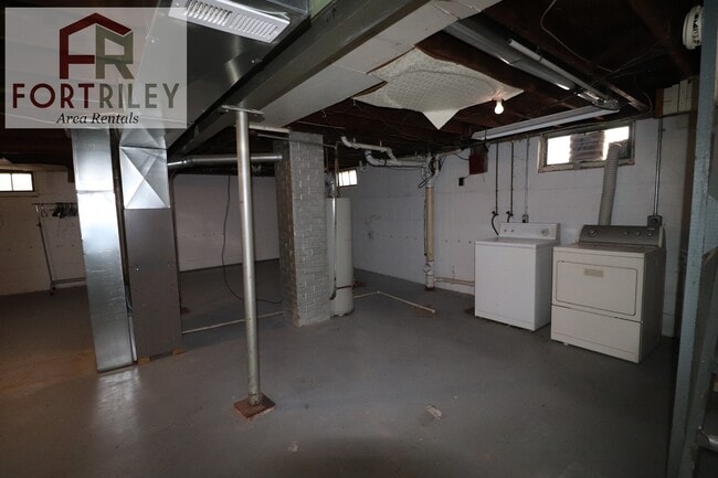 Building Photo - 530 W Elm St