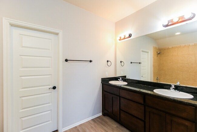 Building Photo - Beautiful 4 bed 2 bath 3 car garage home!!