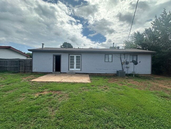 Building Photo - 3 bed, 1 bath, 1 car garage