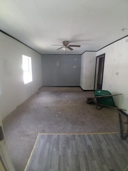 Building Photo - 11 B Ln