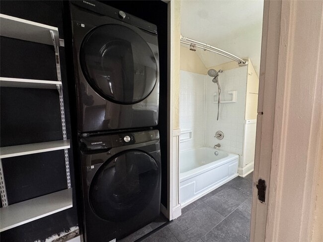 Building Photo - 66 Cook St