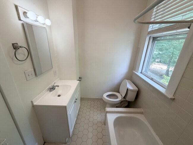 Building Photo - 106 N Person St