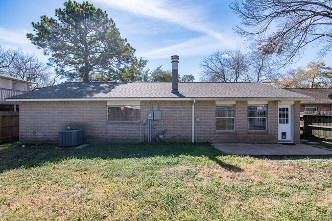 Building Photo - 16210 Cypress Point Dr