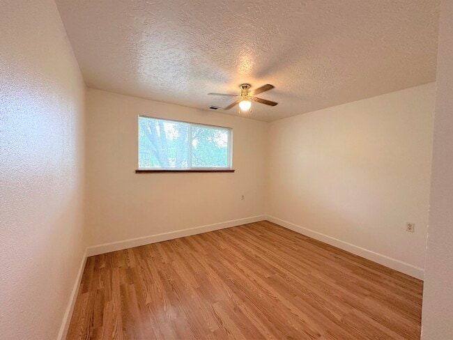 Building Photo - 800 S 3rd W St