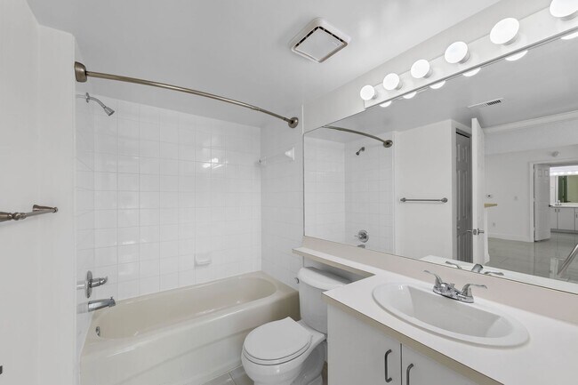 Building Photo - ANNUAL UNFURNISHED 2/2 IN NAPLES!!