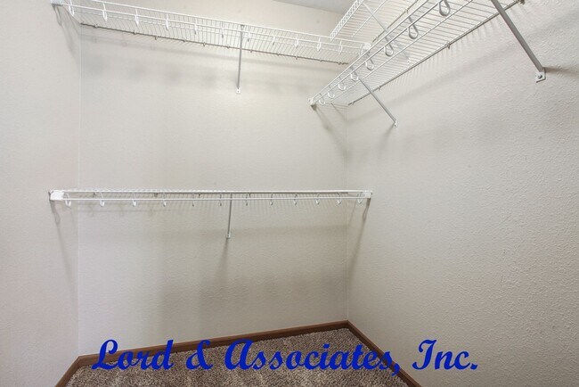 Building Photo - 1210 NW Willow Dr