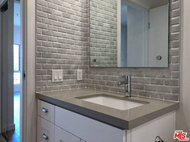 Building Photo - 301 S Swall Dr