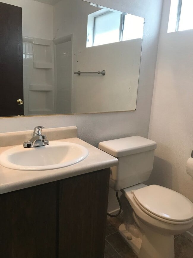 Building Photo - One Bedroom Condo In Sunpointe Condominiums.