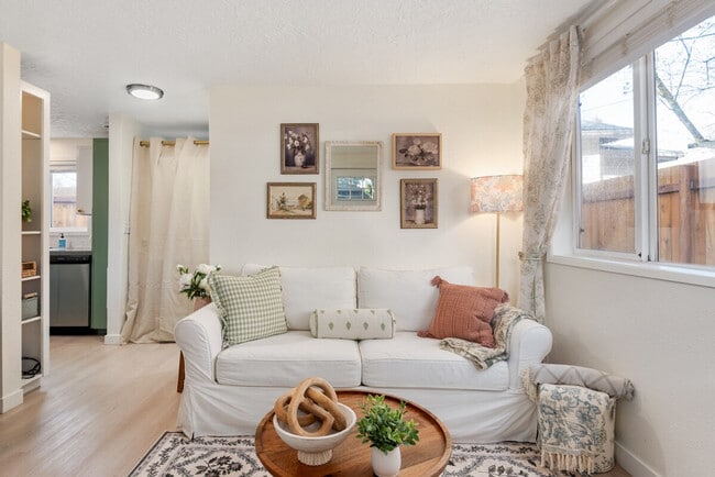 Building Photo - 838 SE Tacoma St