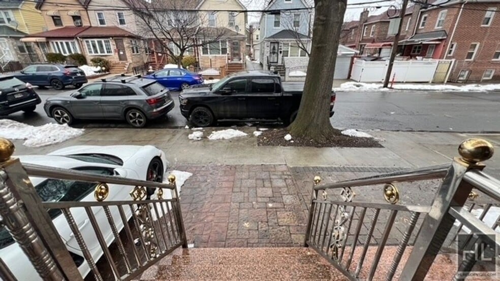 Building Photo - 718 E 39th St