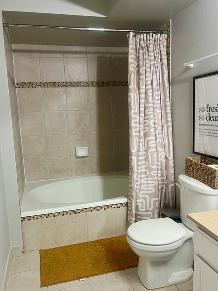 Hallway bathroom Soaking tub - 15718 Orlan Brook Dr