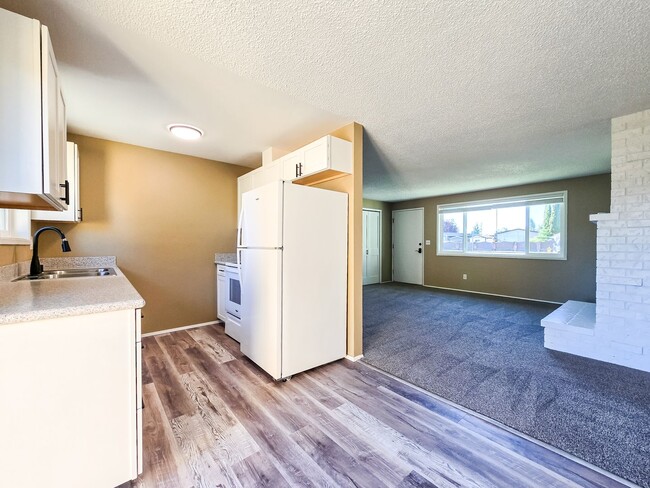 Building Photo - Remodeled Unit in Duplex