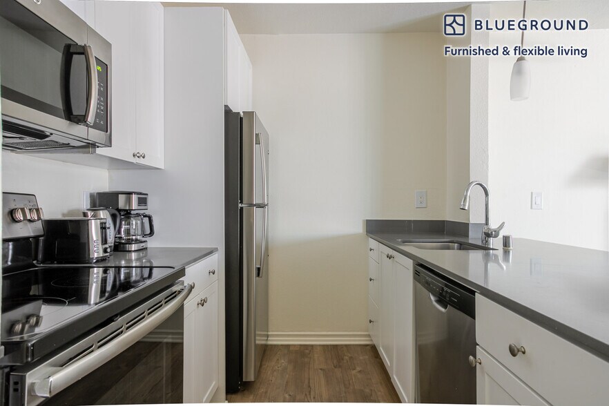 Building Photo - 350 E Del Mar Blvd