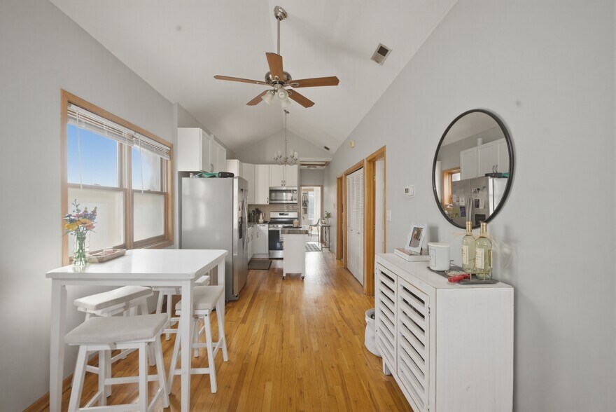 Building Photo - 844 N Wood St