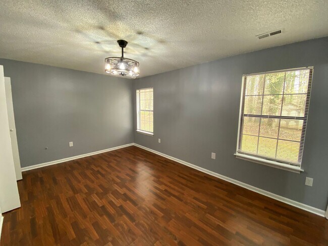Building Photo - Great, 3-bed / 2 full bath location off th...