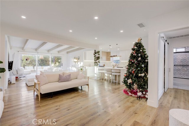 Building Photo - 8161 Encino Ave