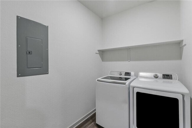 Building Photo - Gorgeous home available August 1!