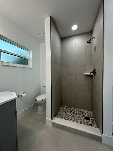 Building Photo - 2112 Garfield St