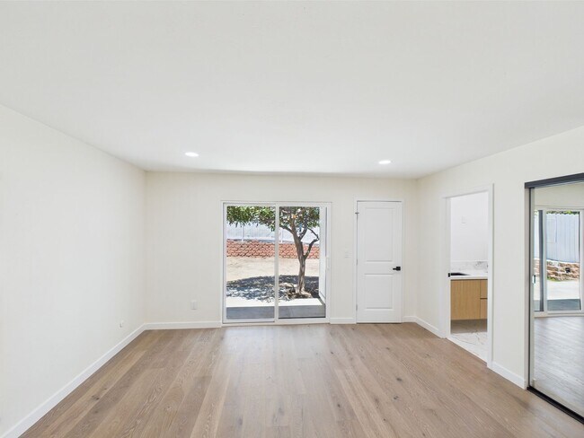 Building Photo - Modern Luxury 3x2 home in the Heart of Vista