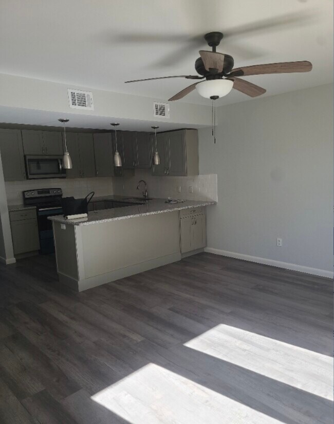 Building Photo - 4985 Catalina Cir