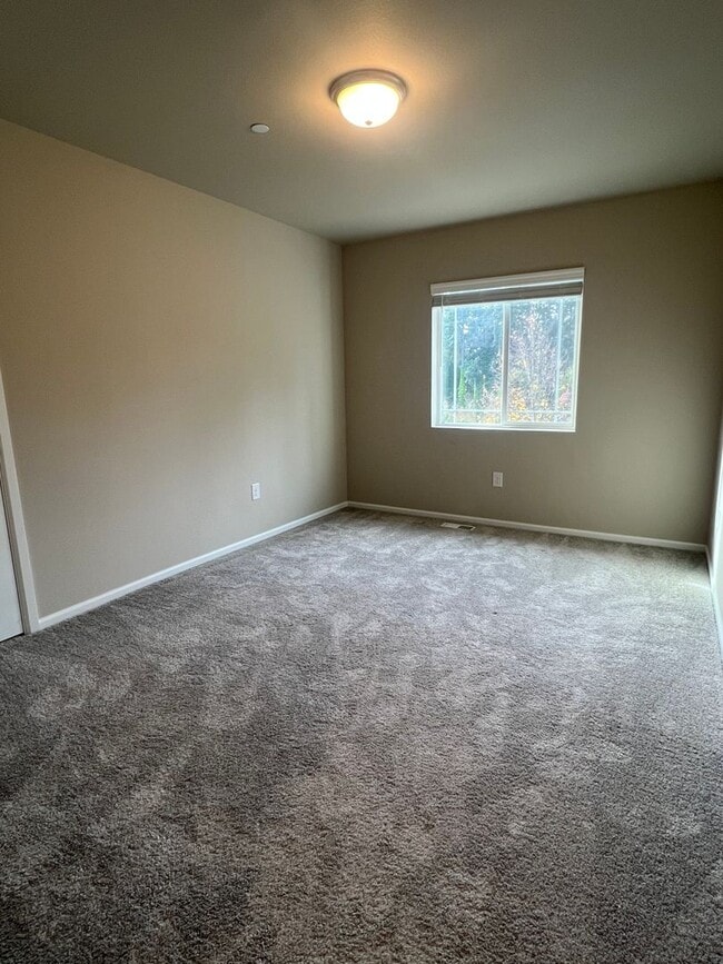 Building Photo - Beautiful 3 Bedroom Townhome in Dupont