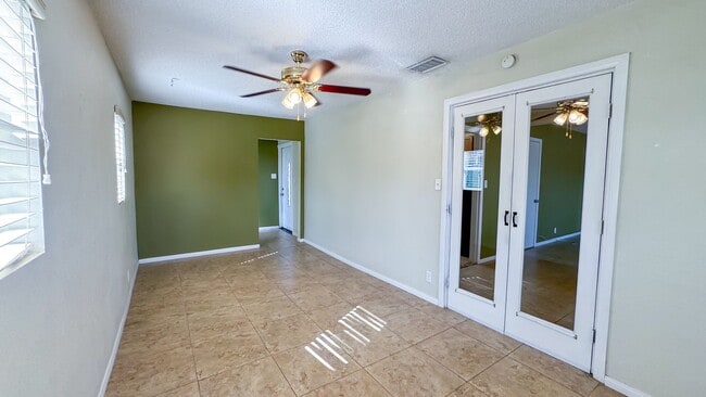 Building Photo - 3-Bed, 2-Bath Single Story Home with Big Y...