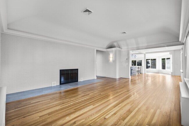 Building Photo - 25 Crescent Bluff Ave