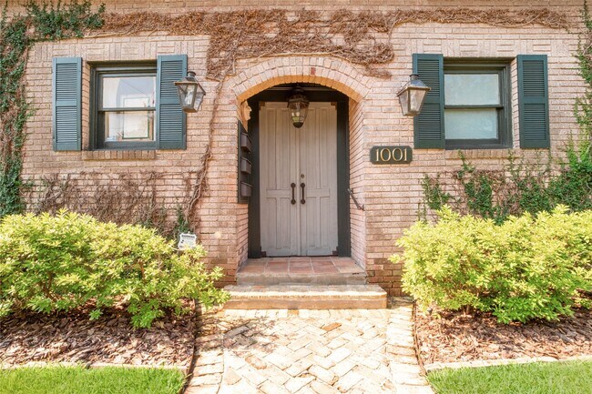 Primary Photo - 1001 Bomar St