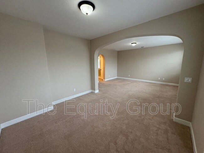 Building Photo - 3116 W Buena Vista Ave