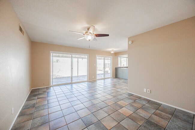 Building Photo - 2812 S Cottonwood Dr