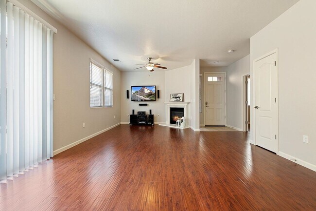 Building Photo - Spacious 3/3 Townhouse in North Clovis