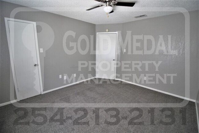 Building Photo - A charming 2-bedroom, 1.5-bathroom townhome now available for rent!