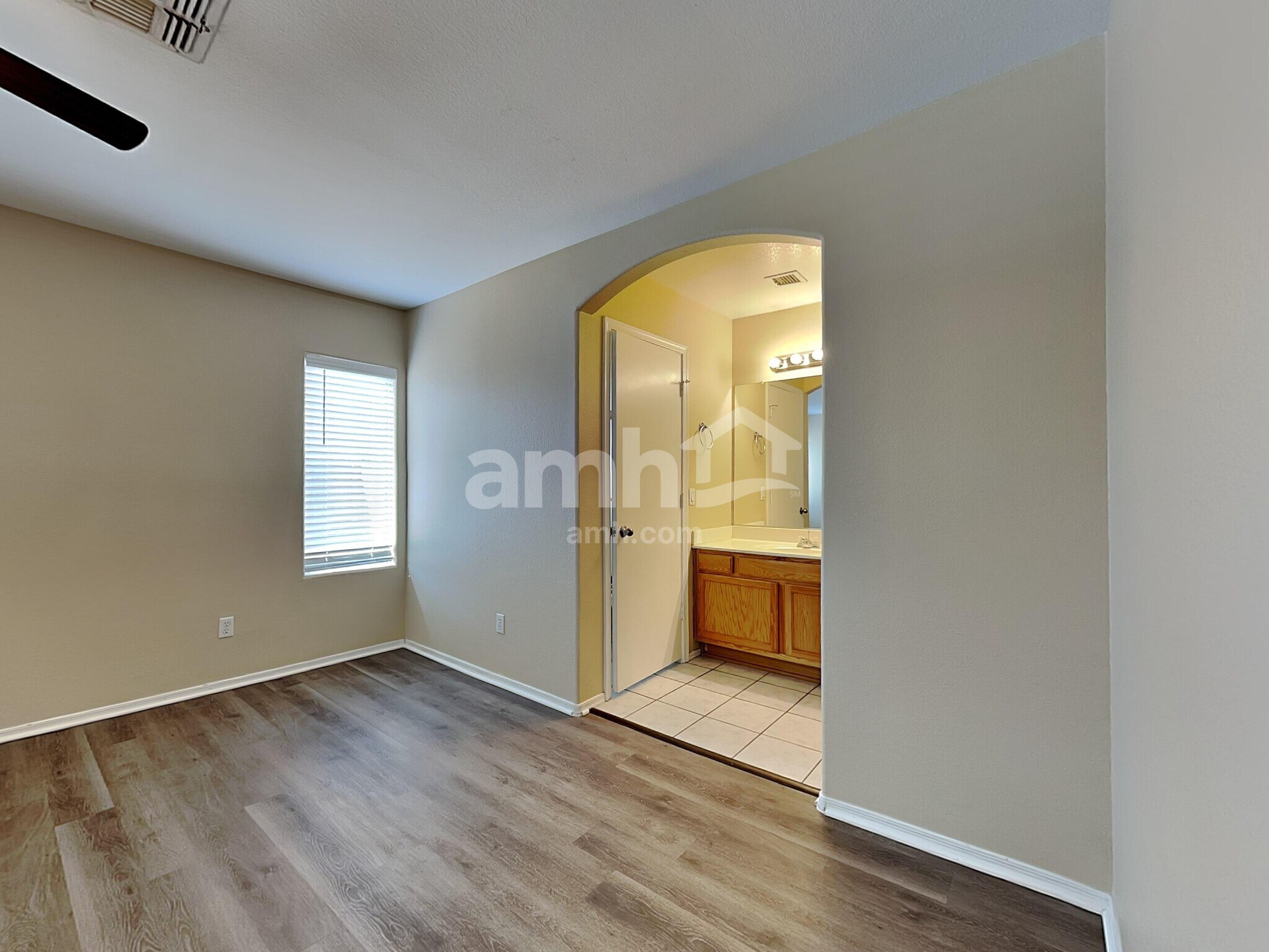 Building Photo - 6323 W Winslow Ave