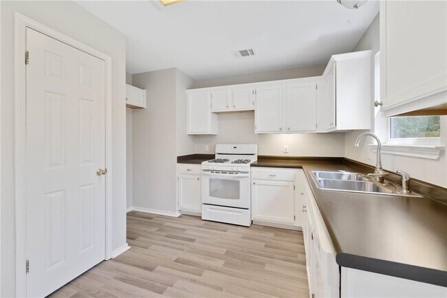 Building Photo - 2610 Hutton Ln