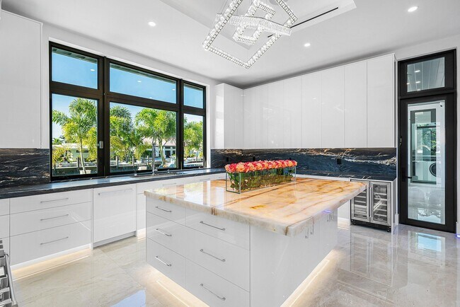 Building Photo - 2650 NE 48th Ct