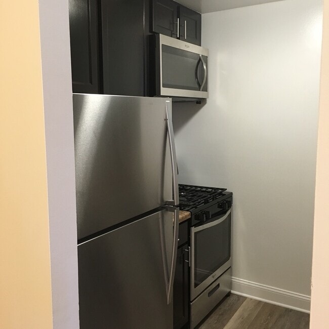 Building Photo - 541 W Oakdale Ave