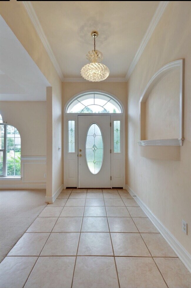 Building Photo - 4Br/2.5Ba Huge home with a sunroom