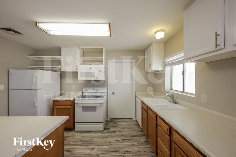 Building Photo - 4702 W Paradise Ln