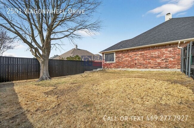 Building Photo - 2501 Wagonwheel Dr