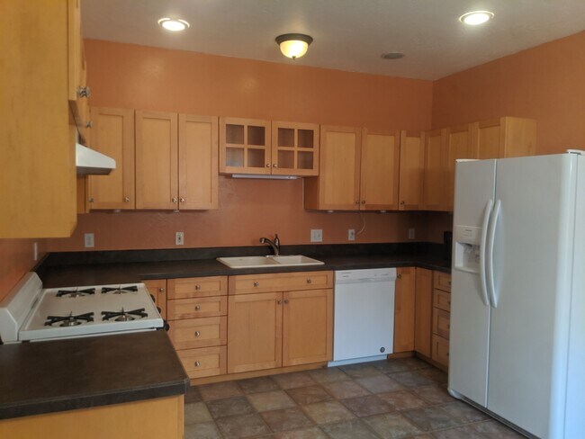 Building Photo - 64 Battle Hollow Ave