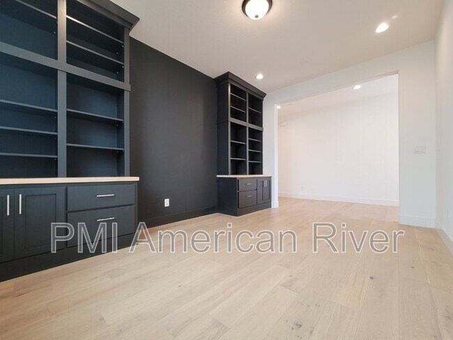 Building Photo - 12773 Tower Beach Way