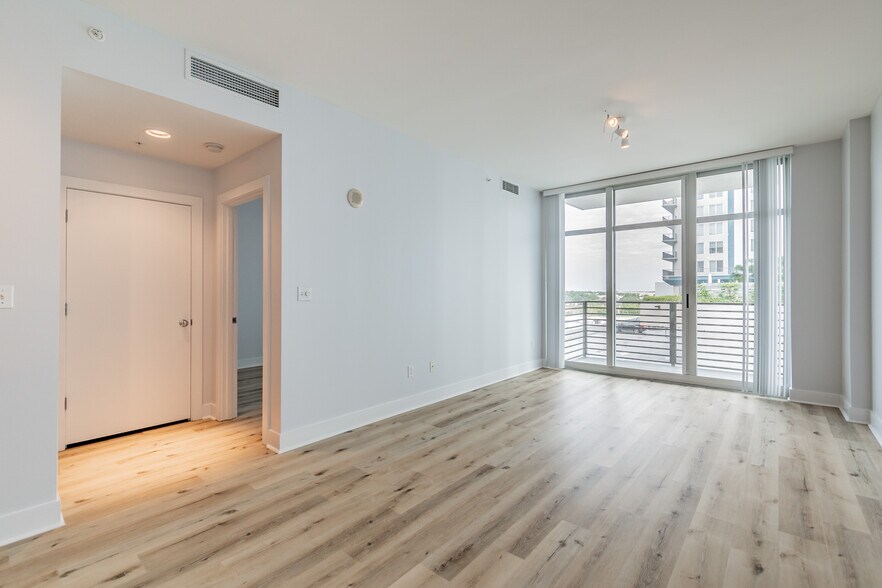 Living room with entrance to master bedroom - 1120 E Kennedy Blvd
