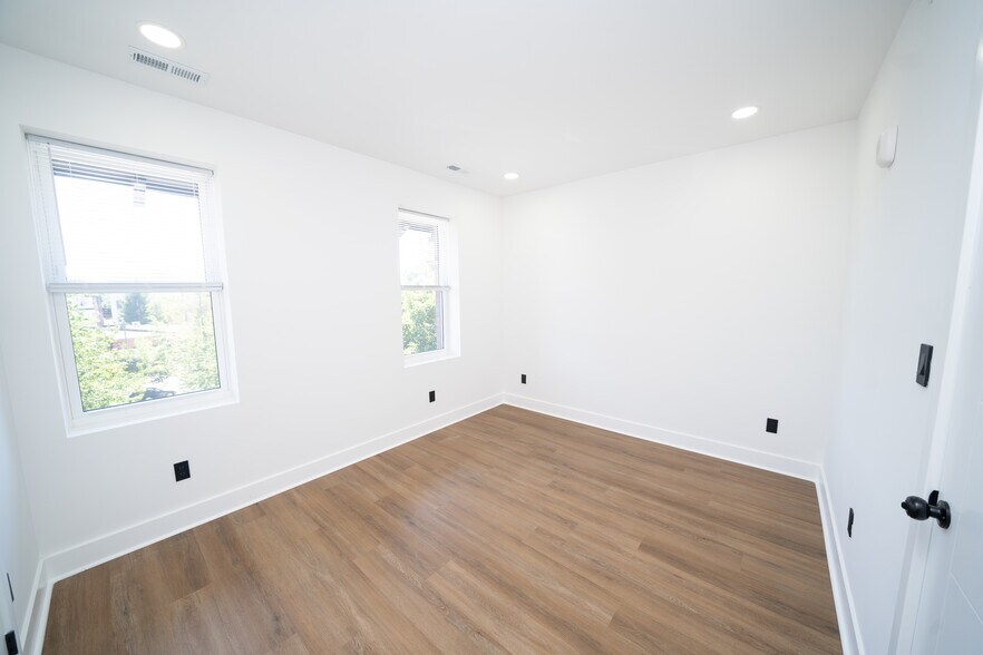 Building Photo - 4927 Catharine St