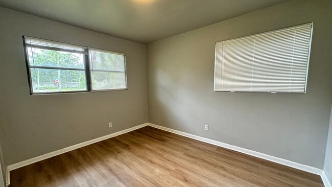Building Photo - 3 Bed, 2 Bath Corner Lot Home!